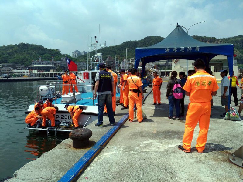 海巡隊巡防艇把大體帶回碼頭。（圖／海巡隊提供）