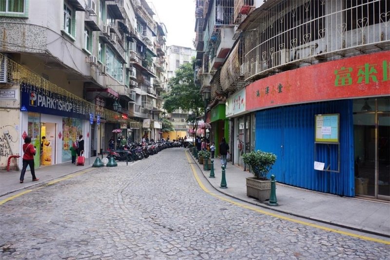 圖說:當年的花王堂刻意建於高地上,因此通往花王堂的巷弄大多是往上攀升的斜坡,進入「花王堂前地」也還要登上好幾個台階。圖片來源:窮游論壇 圖說:當年的花王堂刻意建於高地上,因此通往花王堂的巷弄大多是往上攀升的斜坡,進入「花王堂前地」也還要登上好幾個台階。圖片來源:窮游論壇