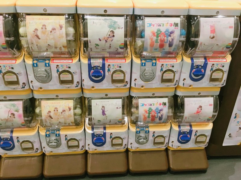 靠著獨特外觀,杯緣子成功在扭蛋市場殺出血路。(圖/杯緣子フチ子@Facebook) 靠著獨特外觀,杯緣子成功在扭蛋市場殺出血路。(圖/杯緣子フチ子@Facebook)