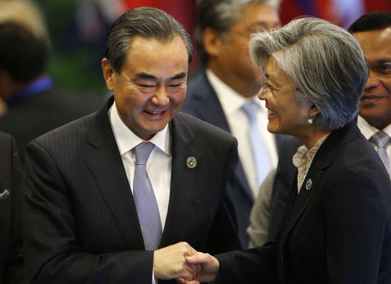 中國外長王毅(左)與南韓外長康京和(AP) 中國外長王毅(左)與南韓外長康京和(AP)