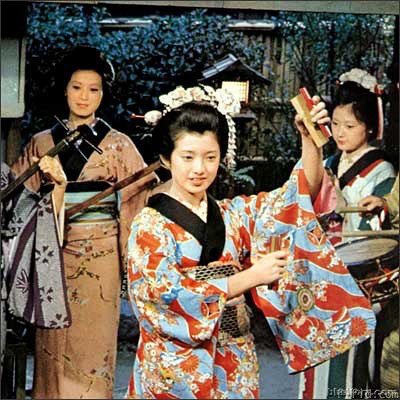 1974年,年僅14歲的山口百惠出演當時備受矚目的《伊豆的舞女》女主角薰子,獲得一致好評,當時山口百惠可謂三次元世界「蘿莉美少女」的翹楚。(圖/澎湃新聞提供) 1974年,年僅14歲的山口百惠出演當時備受矚目的《伊豆的舞女》女主角薰子,獲得一致好評,當時山口百惠可謂三次元世界「蘿莉美少女」的翹楚。(圖/澎湃新聞提供)