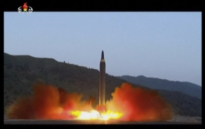 北韓國營電視台「KRT」5月15日播放「火星-12型」飛彈發射畫面(AP) 北韓國營電視台「KRT」5月15日播放「火星-12型」飛彈發射畫面(AP)