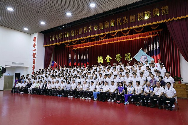 總統蔡英文出席「2017年第29屆臺北世界大學運動會授旗典禮」,與選手們合影。(取自總統府) 總統蔡英文出席「2017年第29屆臺北世界大學運動會授旗典禮」,與選手們合影。(取自總統府)