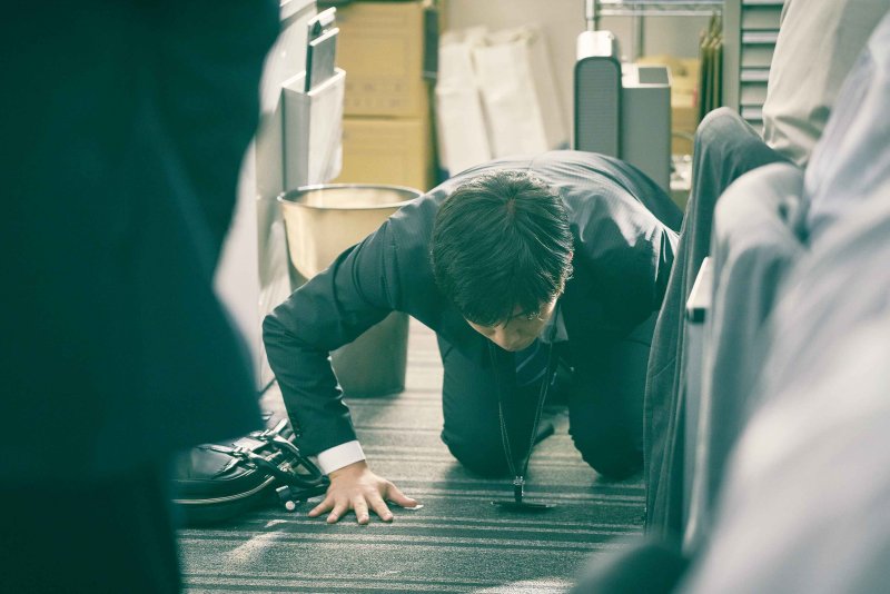 被上司逼迫要向所有同事下跪道歉,是否該為了生存放下自尊?(圖/福相電影提供) 被上司逼迫要向所有同事下跪道歉,是否該為了生存放下自尊?(圖/福相電影提供)