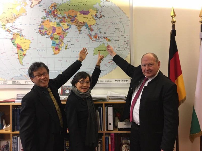 世界大學運動會將於19日在台北盛大舉行,日前世大運媒體手冊因將台灣改成中華台北,引發不少爭議。駐德代表謝志偉(左一)指出世大運將台灣改成中華台北「太超過了」,直呼「我們作外交的任務之一就是為Taiwan正名!」(翻攝謝志偉粉絲頁) 世界大學運動會將於19日在台北盛大舉行,日前世大運媒體手冊因將台灣改成中華台北,引發不少爭議。駐德代表謝志偉(左一)指出世大運將台灣改成中華台北「太超過了」,直呼「我們作外交的任務之一就是為Taiwan正名!」(翻攝謝志偉粉絲頁)