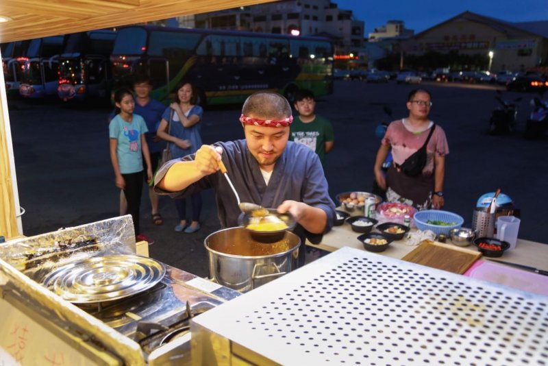 每天花3小時熬煮的高湯,不用多餘調味,滋味就很濃郁。(圖/賀大新攝影,經理人提供) 每天花3小時熬煮的高湯,不用多餘調味,滋味就很濃郁。(圖/賀大新攝影,經理人提供)