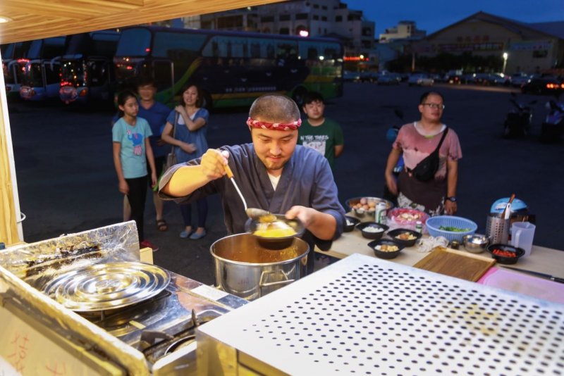 每天花3小時熬煮的高湯，不用多餘調味，滋味就很濃郁。（圖/賀大新攝影，經理人提供）