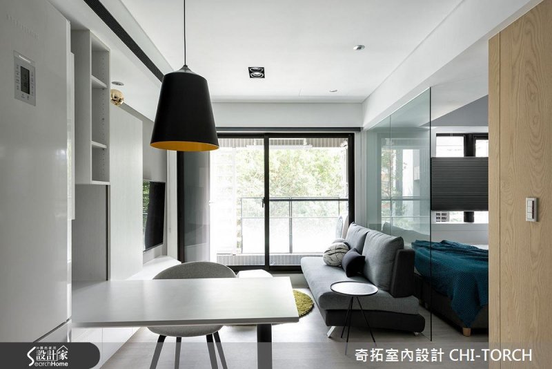 將迎接新生寶寶的新婚家庭,客廳和臥室以透明的玻璃隔間規劃,以減少照顧小孩時的視覺死角。(圖/設計家Searchome提供) 將迎接新生寶寶的新婚家庭,客廳和臥室以透明的玻璃隔間規劃,以減少照顧小孩時的視覺死角。(圖/設計家Searchome提供)