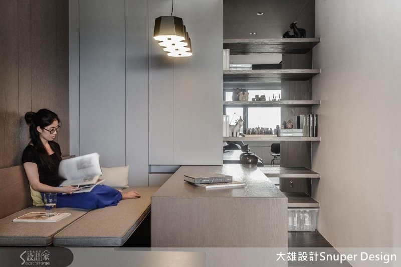 用軌道為書桌預留可挪動的範圍,向外推開桌面,將兩張長椅合併,立刻變身一個人專屬的臥榻休憩區。(圖/設計家Searchome提供) 用軌道為書桌預留可挪動的範圍,向外推開桌面,將兩張長椅合併,立刻變身一個人專屬的臥榻休憩區。(圖/設計家Searchome提供)