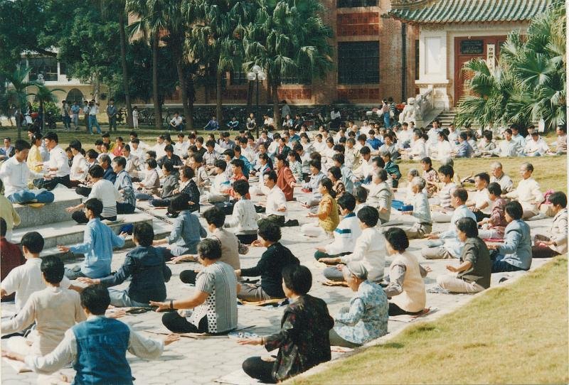 1998年法輪功修煉者在廣州公開打坐,1999年中國共產黨取締法輪功。這樣的集體打坐仍然遭到禁止。(Freedom House) 1998年法輪功修煉者在廣州公開打坐,1999年中國共產黨取締法輪功。這樣的集體打坐仍然遭到禁止。(Freedom House)