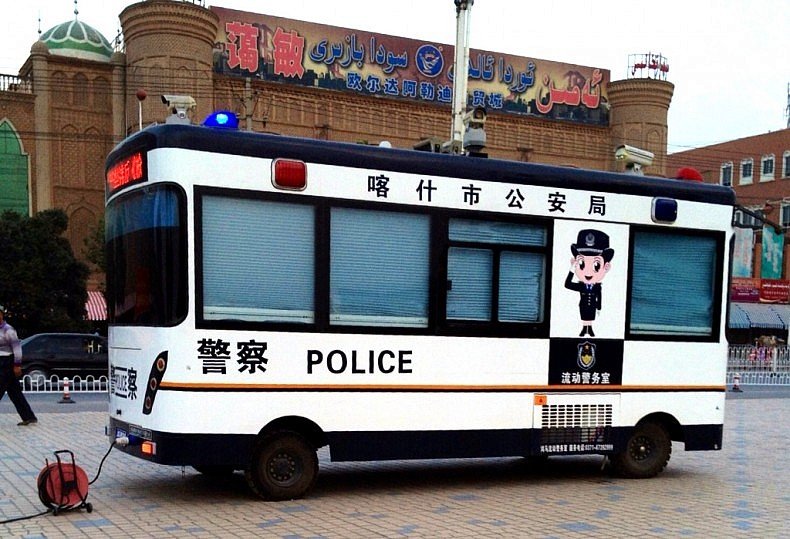 2012年,新疆喀什一輛帶有監控設備的警察廂型車停在一座清真寺外。(Freedom House) 2012年,新疆喀什一輛帶有監控設備的警察廂型車停在一座清真寺外。(Freedom House)