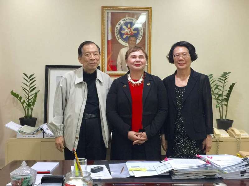 陳由豪(左)長年潛逃海外,近日傳將在菲律賓鉅額投資建設經濟開發區。(取自總幹事普萊莎(Charito Ching Plaza)臉書) 陳由豪(左)長年潛逃海外,近日傳將在菲律賓鉅額投資建設經濟開發區。(取自總幹事普萊莎(Charito Ching Plaza)臉書)