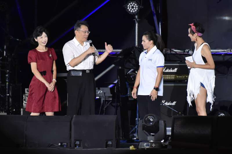 台北市長柯文哲與夫人陳珮琪出席大稻埕煙火節活動,柯文哲並贈送他親筆簽名的鋼琴造型音樂盒給舉重金牌得主郭婞淳。(台北市政府提供) 台北市長柯文哲與夫人陳珮琪出席大稻埕煙火節活動,柯文哲並贈送他親筆簽名的鋼琴造型音樂盒給舉重金牌得主郭婞淳。(台北市政府提供)