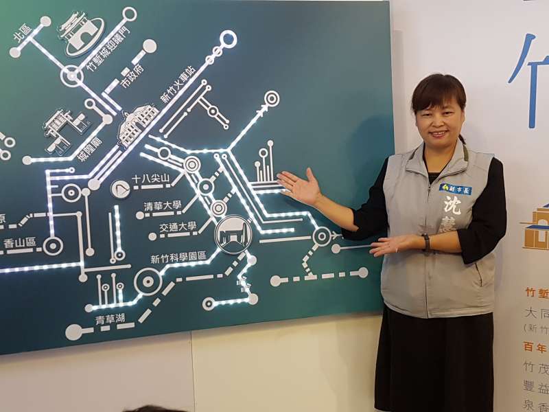 新竹市副市長沈慧虹介紹「老店新生區」，闡述10家百年業者的創業故事。（圖／方詠騰攝）