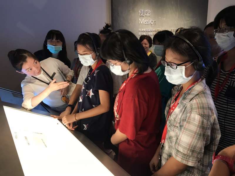 聖方濟少女之家參觀台積創新館,新穎的科技設備與展區,讓首參訪竹科的同學們備感新鮮與好奇。(圖/台積電八廠提供) 聖方濟少女之家參觀台積創新館,新穎的科技設備與展區,讓首參訪竹科的同學們備感新鮮與好奇。(圖/台積電八廠提供)