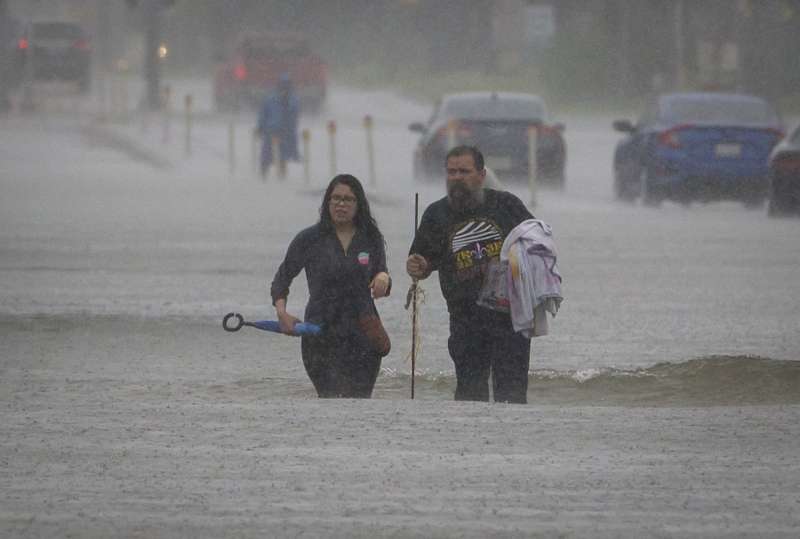 颶風哈維侵襲德州，帶來暴雨和水災，當地居民紛紛疏散。（美聯社）