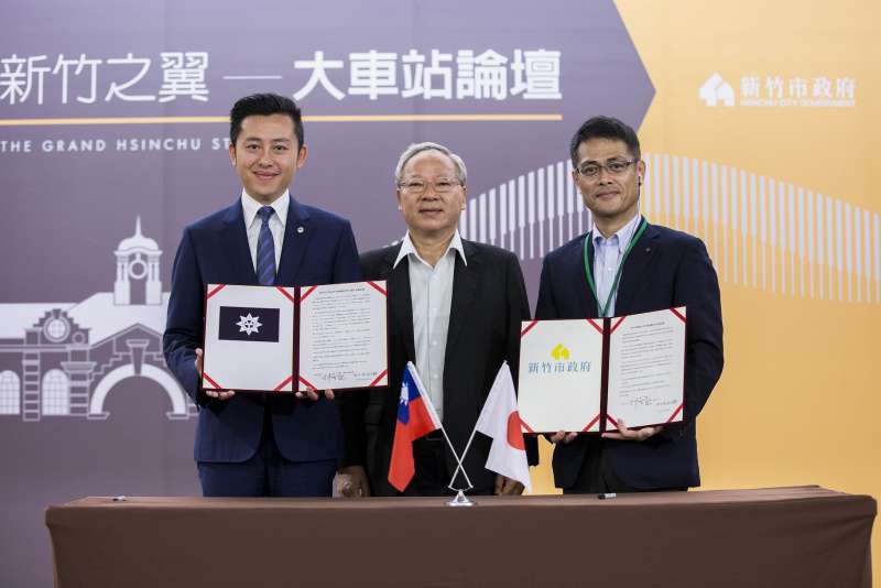 新竹市長林智堅和日本岡山市副市長佐佐木正士郎簽署建設合作備忘錄，相互提供都市發展經驗。（圖／新竹市政府提供）
