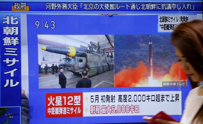 日本新聞報導北韓發射火星-12型飛彈。(美聯社) 日本新聞報導北韓發射火星-12型飛彈。(美聯社)