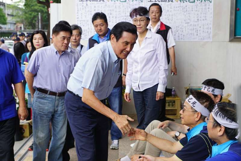 202170831-前總統馬英九31日前往探視於29日晚間開始禁食的國民黨立委賴士葆、曾銘宗、費鴻泰。(盧逸峰攝) 20170831-前總統馬英九31日前往探視於29日晚間開始禁食的國民黨立委賴士葆、曾銘宗、費鴻泰。(盧逸峰攝)