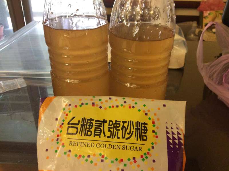 05:釀酒課老師提示要用提純過的白砂糖,第一次用椰子汁釀酒,突發奇想,要試試用了貳砂糖會怎樣。(寇延丁提供) 05:釀酒課老師提示要用提純過的白砂糖,第一次用椰子汁釀酒,突發奇想,要試試用了貳砂糖會怎樣。(寇延丁提供)