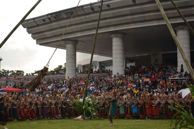 鞦韆下的談戀愛。（圖／屏東縣政府原住民處提供）