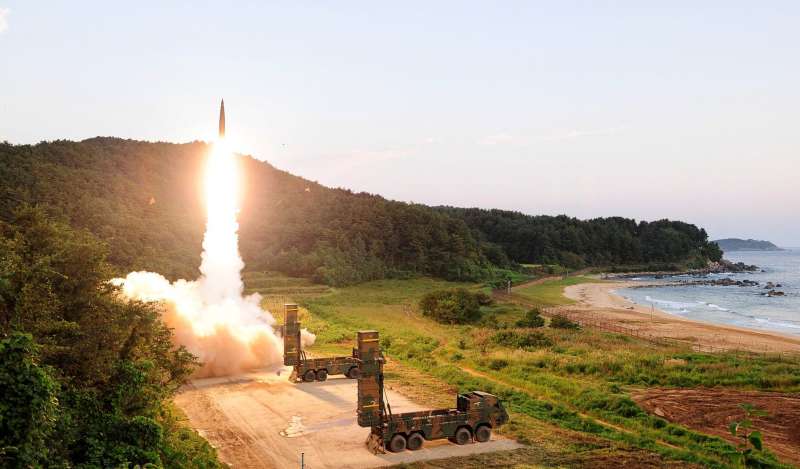 南韓空軍和陸軍4日淩晨進行聯合飛彈發射演習,反制北韓3日進行的第6次核彈(氫彈)試爆(南聯聯參臉書) 南韓空軍和陸軍4日淩晨進行聯合飛彈發射演習,反制北韓3日進行的第6次核彈(氫彈)試爆(南聯聯參臉書)