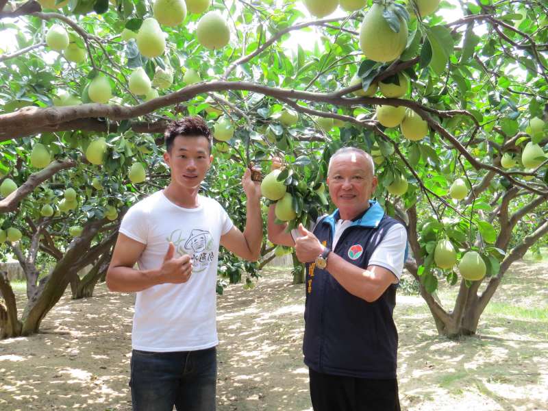 苗栗縣長徐耀昌肯定「百大青農」吳昌隆是返鄉青農的楷模。（圖／許占鳳攝）