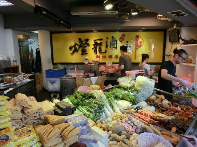 燈籠滷味玲瑯滿目的食材。(圖/Coral Hou,KKday提供) 燈籠滷味玲瑯滿目的食材。(圖/Coral Hou,KKday提供)