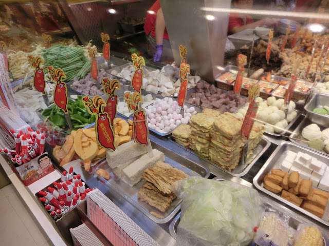 台灣鹽酥雞創始總店的特色在於製作食物SOP化,拿、炸、包、結帳,每個人只負責一樣動作。(圖/Coral Hou,KKday提供) 台灣鹽酥雞創始總店的特色在於製作食物SOP化,拿、炸、包、結帳,每個人只負責一樣動作。(圖/Coral Hou,KKday提供)