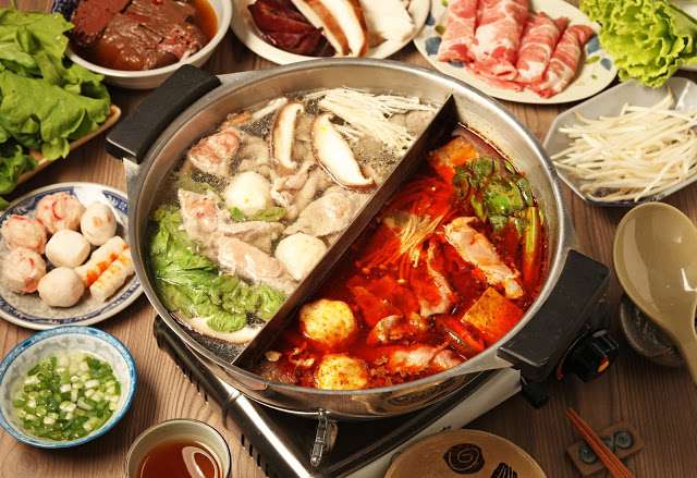 麻辣鍋點餐組合通常還有鴛鴦鍋可以選,所以吃辣、不吃辣的人都可以圍在一起吃火鍋。(圖/Shutterstock,KKday提供) 麻辣鍋點餐組合通常還有鴛鴦鍋可以選,所以吃辣、不吃辣的人都可以圍在一起吃火鍋。(圖/Shutterstock,KKday提供)