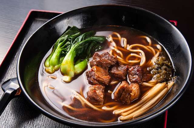 牛肉麵是台灣的國民美食。(圖/Shutterstock,KKday提供) 牛肉麵是台灣的國民美食。(圖/Shutterstock,KKday提供)