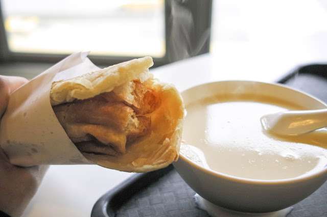 阜杭豆漿雖然營業時間到十二點,但常常九點很多食物就賣光光啦。(圖/Shutterstock,KKday提供) 阜杭豆漿雖然營業時間到十二點,但常常九點很多食物就賣光光啦。(圖/Shutterstock,KKday提供)