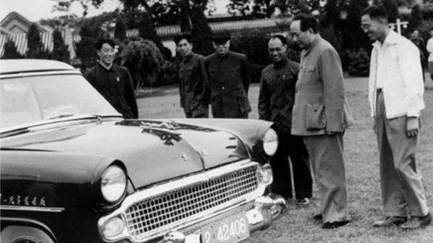 1958年,毛澤東視察中國製造的第一輛小轎車「東風」牌轎車。毛澤東曾多次引用「東風壓倒西風」的說法。(BBC中文網) 1958年,毛澤東視察中國製造的第一輛小轎車「東風」牌轎車。毛澤東曾多次引用「東風壓倒西風」的說法。(BBC中文網)