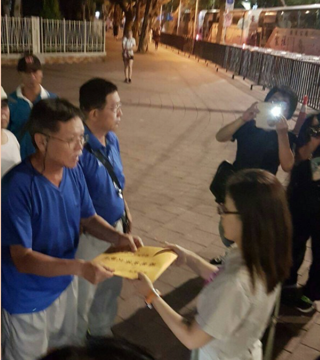 20170907-總統府萬姓科長到場接下反年改團體的陳情書。(作者提供) 20170907-總統府萬姓科長到場接下反年改團體的陳情書。(作者提供)