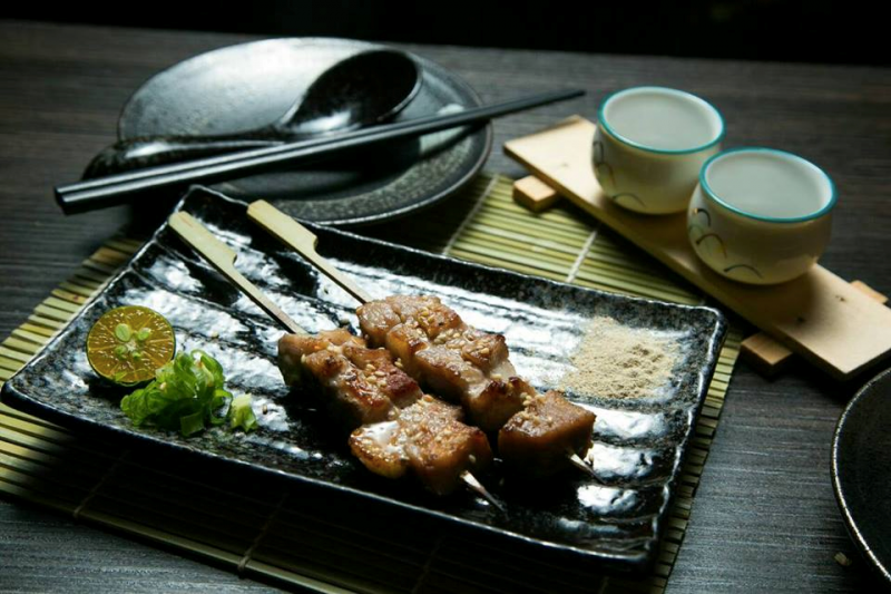 大口喝啤酒、大口吃肉,串燒美味連起一個又一個的歡樂話題。(圖/Nami串燒Bar臉書專頁) 大口喝啤酒、大口吃肉,串燒美味連起一個又一個的歡樂話題。(圖/Nami串燒Bar臉書專頁)