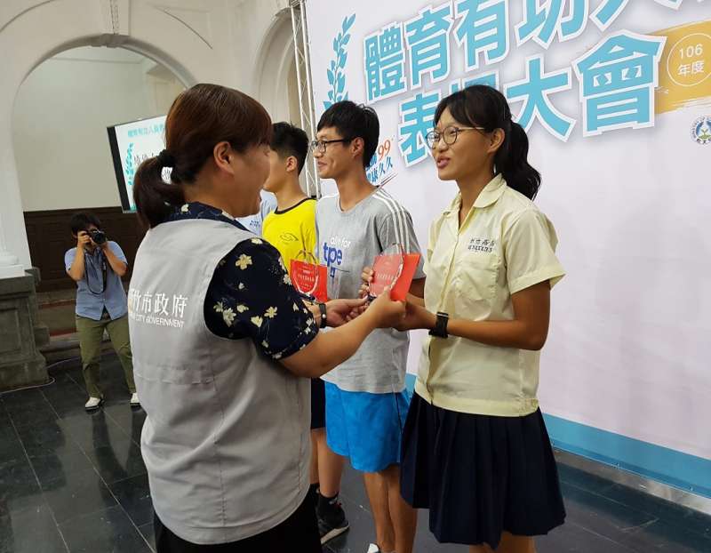 為台灣首位奪下國際女子競走金牌的鄔惟喬，接受副市長沈慧虹頒獎笑臉盈人。（圖／方詠騰攝）