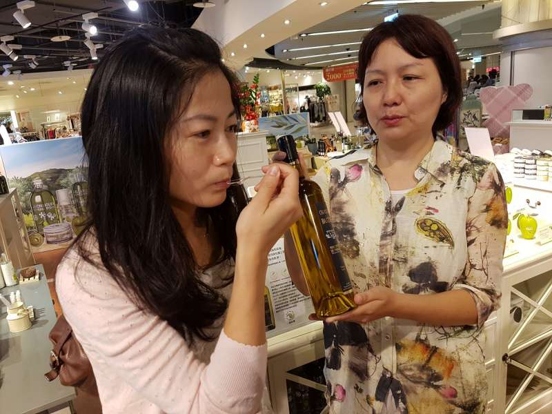 徐里渼引進法國冷壓初榨橄欖油,要讓台灣消費者吃用都安心。(圖/方詠騰攝) 徐里渼引進法國冷壓初榨橄欖油,要讓台灣消費者吃用都安心。(圖/方詠騰攝)