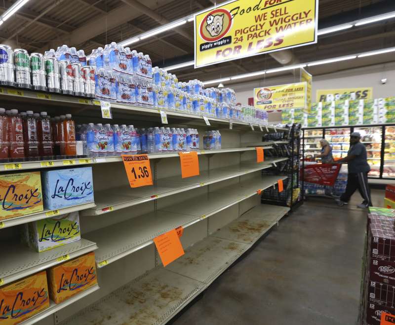 艾瑪颶風往美國佛州前進,堅守家園的佛州居民搶購飲用水(AP) 艾瑪颶風往美國佛州前進,堅守家園的佛州居民搶購飲用水(AP)