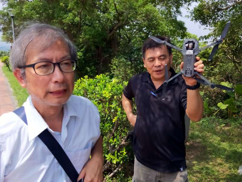 楊峰榮老師(前)說明空拍機的各項零組件。(圖/張毅攝) 楊峰榮老師(前)說明空拍機的各項零組件。(圖/張毅攝)