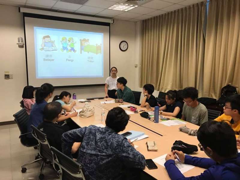 台科大學生和印尼學生互助合作,前往印尼泗水的社區建造污水及飲用水處理系統,協助改善當地用水。 (台科大提供) 台科大學生和印尼學生互助合作,前往印尼泗水的社區建造污水及飲用水處理系統,協助改善當地用水。 (台科大提供)