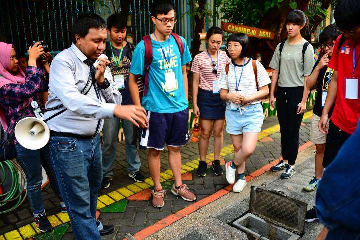 台科大學生和印尼學生互助合作，前往印尼泗水的社區建造污水及飲用水處理系統，協助改善當地用水。 （台科大提供） 