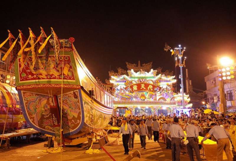 東港迎王平安祭典中的王船。(圖/Oliver515@WikiMediaCommons) 東港迎王平安祭典中的王船。(圖/Oliver515@WikiMediaCommons)