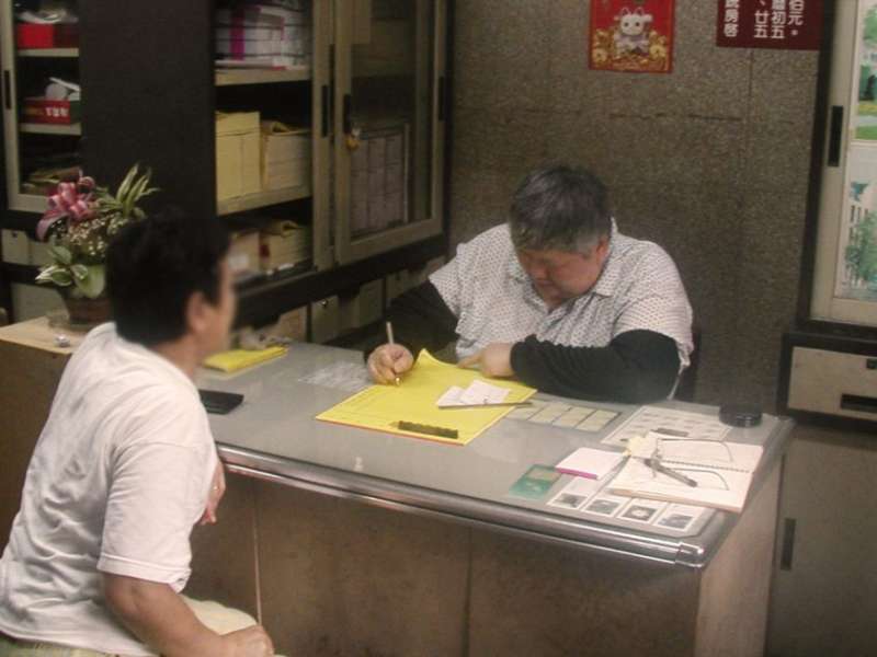 十年前新莊地藏庵只有一位筆生幫忙寫牒文,現在有五位,民眾甚至需要抽號碼牌。(圖/康豹提供) 十年前新莊地藏庵只有一位筆生幫忙寫牒文,現在有五位,民眾甚至需要抽號碼牌。(圖/康豹提供)
