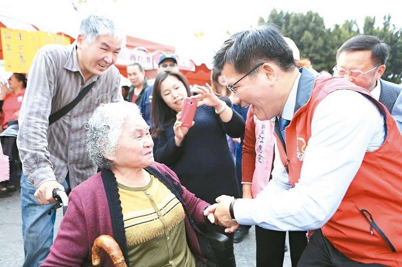 台中市長林佳龍宣布老人健保費補助採取「排富條款」,正反意見不一。(圖片取自台中市政府) 台中市長林佳龍宣布老人健保費補助採取「排富條款」,正反意見不一。(圖片取自台中市政府)