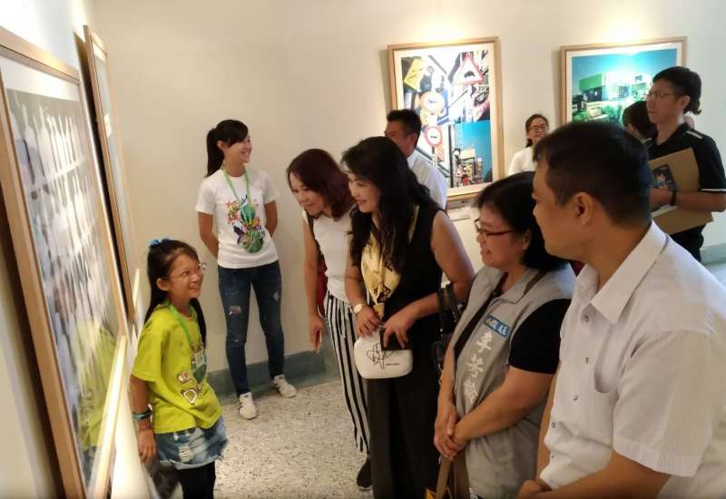 導覽小尖兵們以流利口條,大方說明展覽內容,深獲現場來賓的肯定。(圖/新竹市政府提供) 導覽小尖兵們以流利口條,大方說明展覽內容,深獲現場來賓的肯定。(圖/新竹市政府提供)