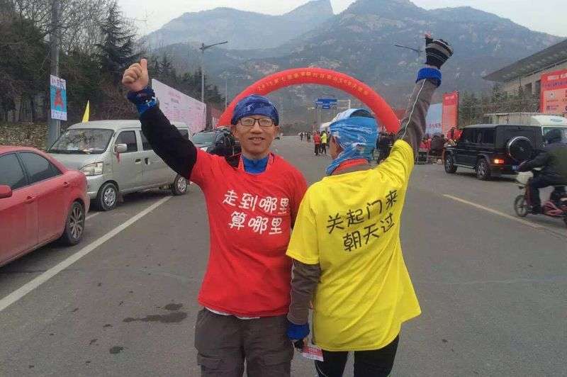 我和胡佳完成環泰山60公里。(寇延丁提供) 我和胡佳完成環泰山60公里。(寇延丁提供)
