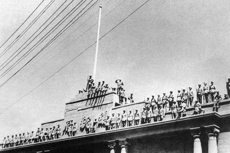 1949年解放軍第35軍佔領南京總統府,圖為35軍隨軍記者鄒健東拍攝。(維基百科) 1949年解放軍第35軍佔領南京總統府,圖為35軍隨軍記者鄒健東拍攝。(維基百科)