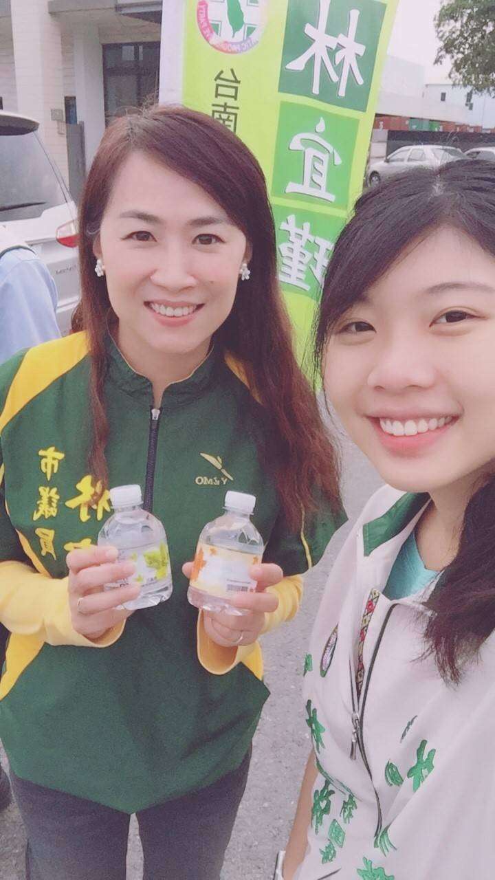 民進黨議員林宜瑾(左)特助林易瑩(右)近日閃電易幟接下時代力量台南幹部,成為首位公開跳槽時代力量的民進黨成員。(林宜瑾服務處提供) 民進黨議員林宜瑾(左)特助林易瑩(右)近日閃電易幟接下時代力量台南幹部,成為首位公開跳槽時代力量的民進黨成員。(林宜瑾服務處提供)