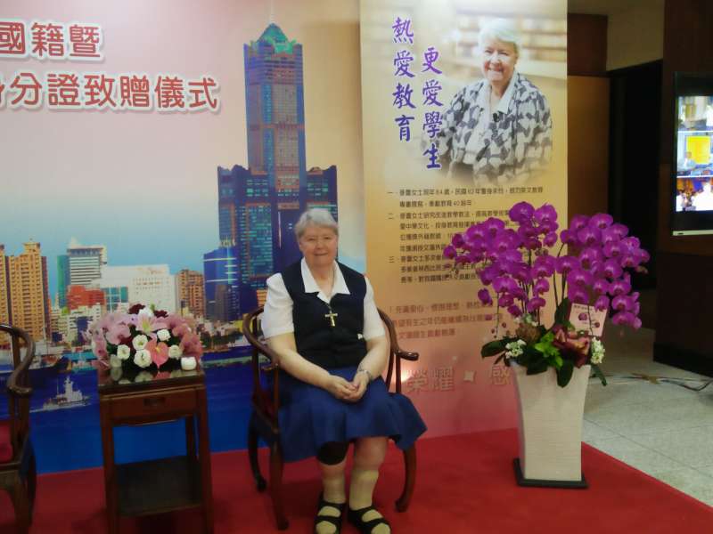 麥蕾修女表示,這是她生命中最特別的一天,雖然才剛拿到身分證,但她早已覺得自己是臺灣人,高雄就是她的家。(圖/龔傑森攝) 麥蕾修女表示,這是她生命中最特別的一天,雖然才剛拿到身分證,但她早已覺得自己是臺灣人,高雄就是她的家。(圖/龔傑森攝)