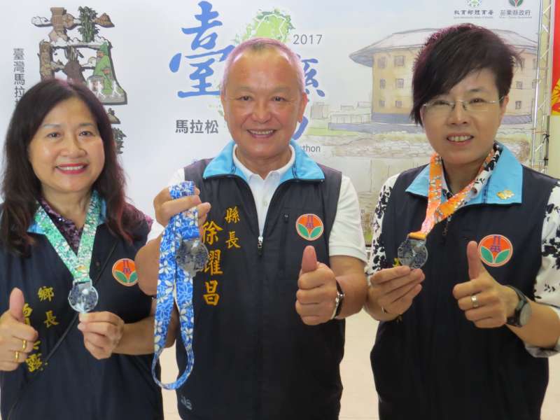 苗栗縣長徐耀昌秀出台灣馬拉松賽獎牌。(圖/許占鳳攝) 苗栗縣長徐耀昌秀出台灣馬拉松賽獎牌。(圖/許占鳳攝)